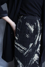 Load image into Gallery viewer, SPLASHED BLACK PLEATED WAFER SKIRT
