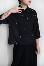 Load image into Gallery viewer, FEATHER MOTIF BLACK BLOUSE