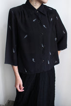 Load image into Gallery viewer, FEATHER MOTIF BLACK BLOUSE
