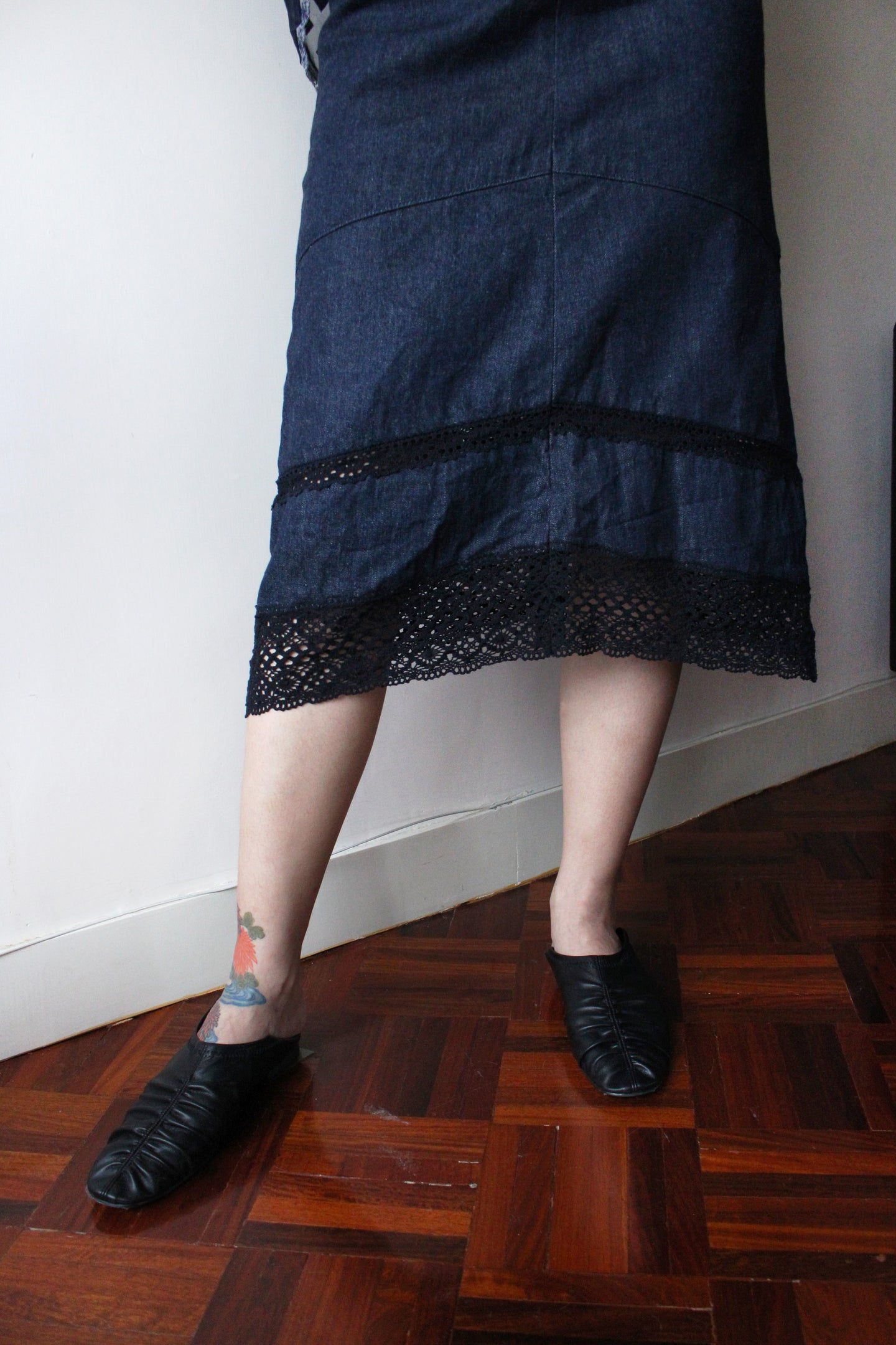 DENIM SKIRT WITH LACE TRIMS