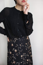 Load image into Gallery viewer, NARA CAMICIE / BLACK PLEATED BLOUSE