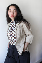 Load image into Gallery viewer, BEIGE RIDGED JACKET WITH MANDARIN CLIPS