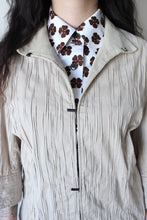 Load image into Gallery viewer, BEIGE RIDGED JACKET WITH MANDARIN CLIPS