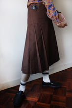 Load image into Gallery viewer, ENGINEERED GARMENTS / BROWN PLEATED WRAP SKIRT
