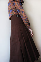 Load image into Gallery viewer, ENGINEERED GARMENTS / BROWN PLEATED WRAP SKIRT