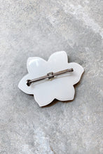 Load image into Gallery viewer, 60s PLASTIC FLOWER BROOCH