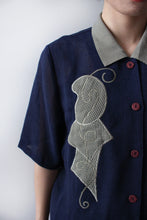 Load image into Gallery viewer, NAVY BLOUSE WITH ABSTRACT LEAF