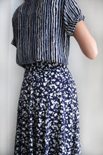 Load image into Gallery viewer, NAVY FLORAL FLARE SKIRT