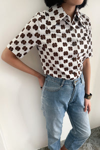 WHITE SHIRT WITH BROWN CLOVER