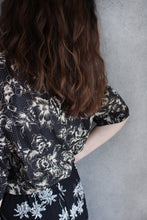 Load image into Gallery viewer, EXOTIC FLORAL CROPPED SHIRT