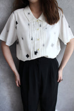 Load image into Gallery viewer, WHITE GEO V-NECK BLOUSE