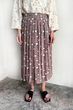 Load image into Gallery viewer, BROWN GEO SILKY PLEATED SKIRT
