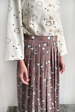 Load image into Gallery viewer, BROWN GEO SILKY PLEATED SKIRT