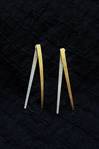 MESMERE HAMMERED STICK EARRINGS
