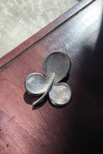 Load image into Gallery viewer, ALAN J / SILVER CLOVER BROOCH