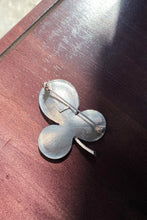 Load image into Gallery viewer, ALAN J / SILVER CLOVER BROOCH