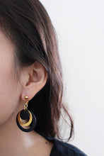 Load image into Gallery viewer, BLACK AND GOLD PLATE EARRINGS
