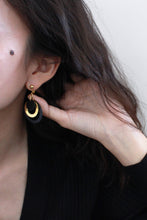 Load image into Gallery viewer, BLACK AND GOLD PLATE EARRINGS