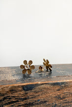 Load image into Gallery viewer, HAMMERED FLOWERS EARRINGS
