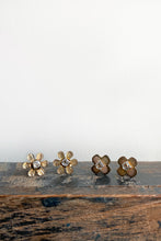 Load image into Gallery viewer, HAMMERED FLOWERS EARRINGS