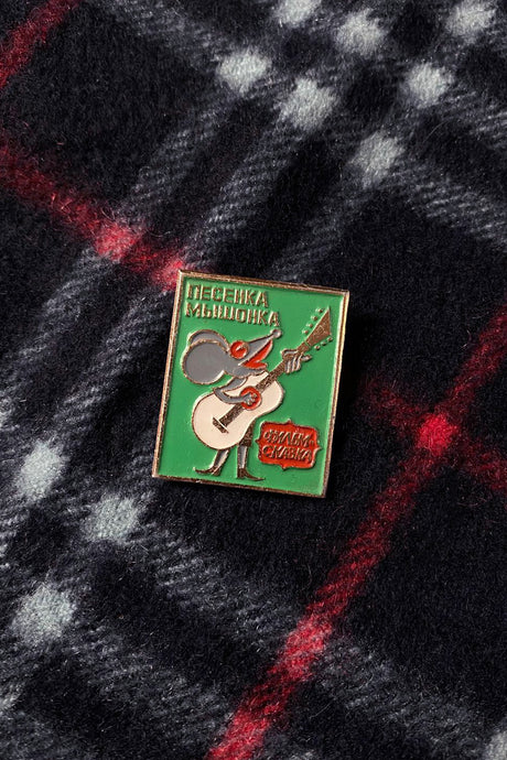 LITTLE MOUSE WITH A GUITAR PIN