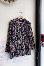 Load image into Gallery viewer, SIQNEEL / SILKY PRINT BLOUSE