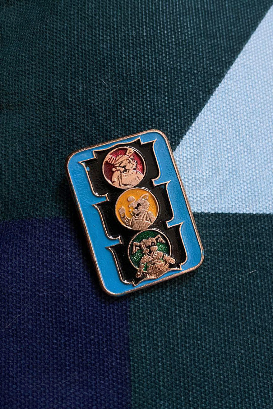 DOGS IN TRAFFIC LIGHTS PIN